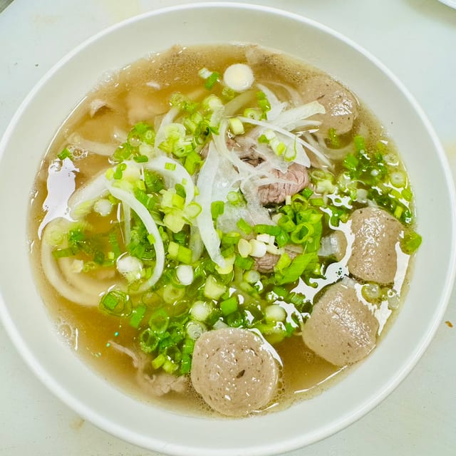 15. Phở Tái Bò Viên (Sliced Beef & Beef Balls).