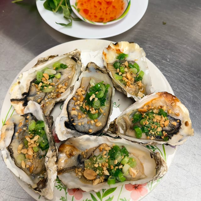 Hào Nướng Mỡ Hành(Grilled Oyster W/ Green Onion & Peanut).