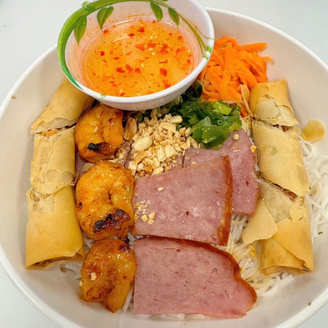 26E. Bún Đặc Biệt Nem Nướng (Deluxe Ground Pork Sausage).