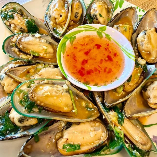 Mussels Xào Bơ Tỏi (Garlic Butter Mussels).